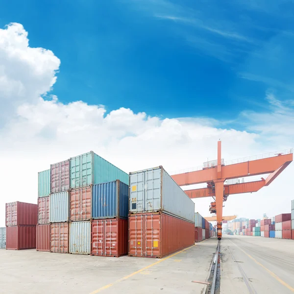 Bunke fragtcontainere på havnen - Stock-foto