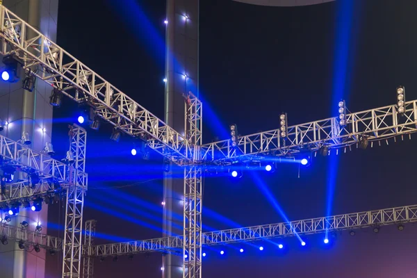 Wielu reflektory na platformę oświetlenie sceny teatru — Zdjęcie stockowe