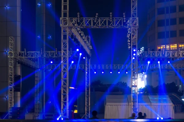 Meerdere schijnwerpers op een theater podium verlichting tuig — Stockfoto