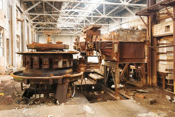 Velha fábrica abandonada — Fotografia de Stock