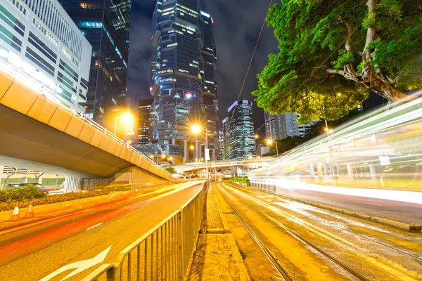 Ночной вид Гонконга с автомобильным светом — стоковое фото