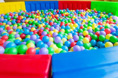 Çocuk parkında renkli plastik toplar