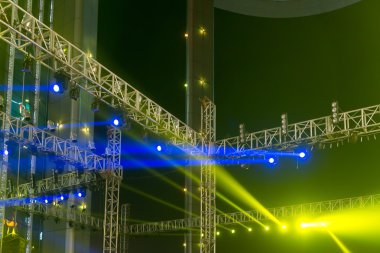 birden çok spot bir tiyatro sahne aydınlatma Kulesi 