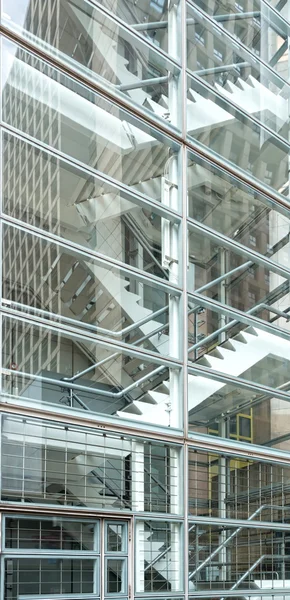 Moderne glazen gebouw met trappen — Stockfoto