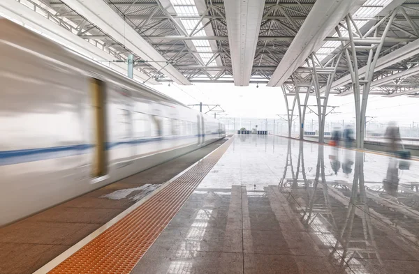 Parada de tren en la estación —  Fotos de Stock