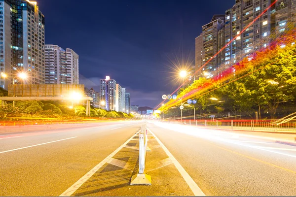 道路上のライトトレイルは — ストック写真