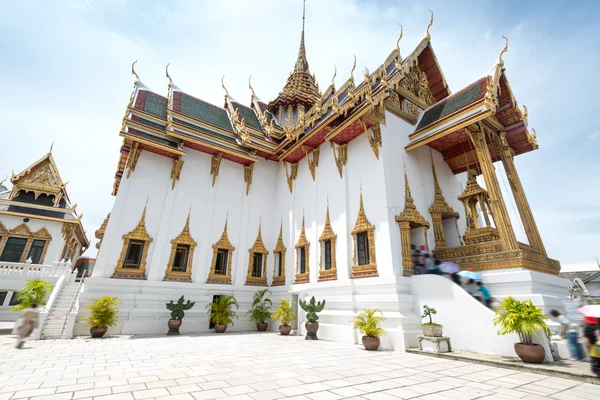 Um pagode dourado na Tailândia — Fotografia de Stock