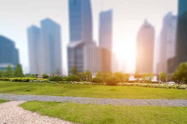 City park with modern building — Stock Photo, Image