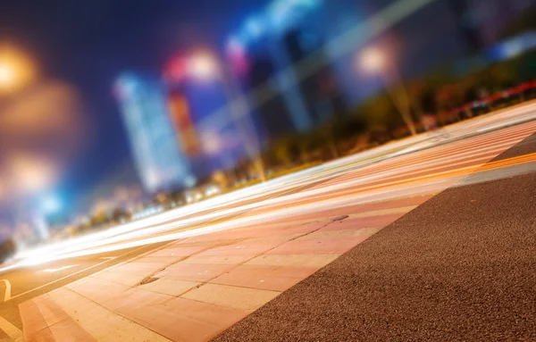 夕暮れ時に路上での光の道 — ストック写真