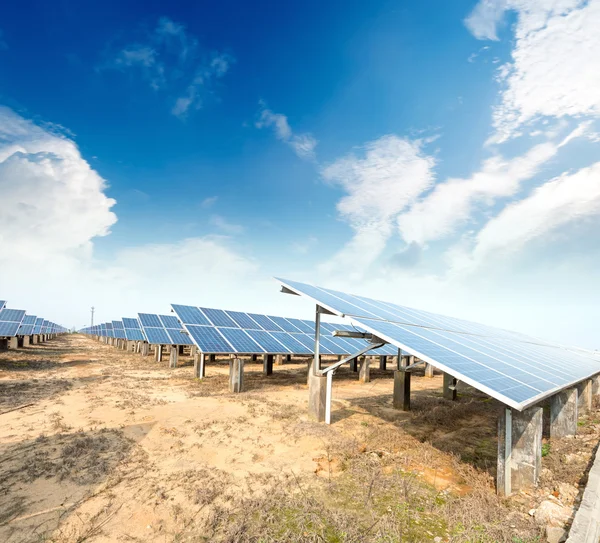 Paneles solares - sistema de seguimiento — Foto de Stock