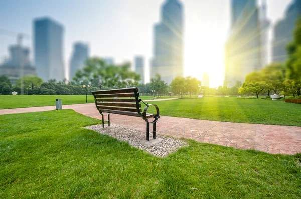 Stadspark met modern gebouw in Shanghai — Stockfoto