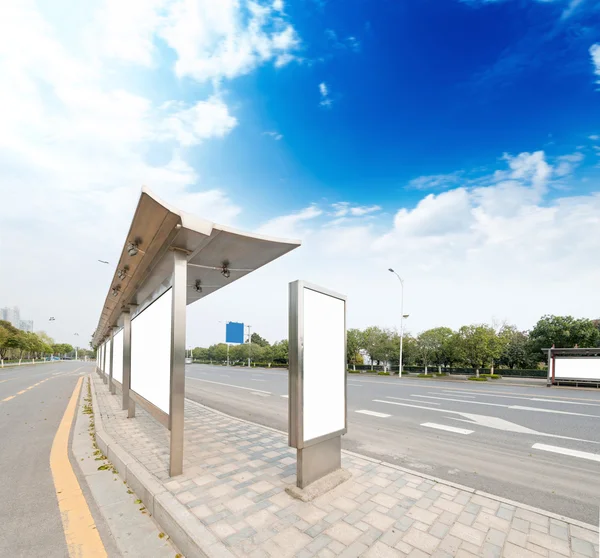 Paragem de ônibus com outdoor — Fotografia de Stock