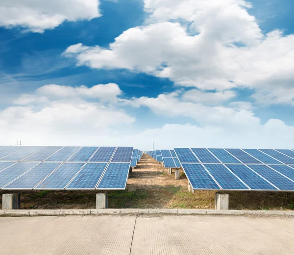 Painéis fotovoltaicos — Fotografia de Stock