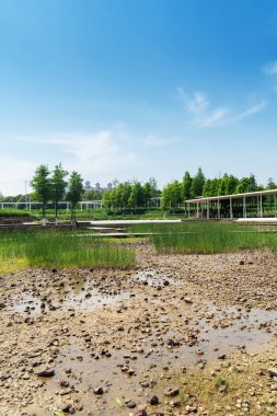 Bahar Parkı ve modern şehir