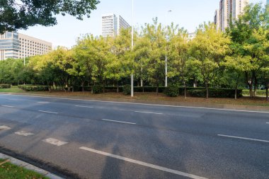 Şehirdeki boş şehir yolu ve binalar