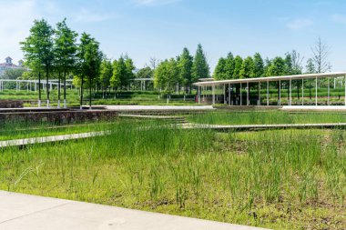 Bahar Parkı ve modern şehir