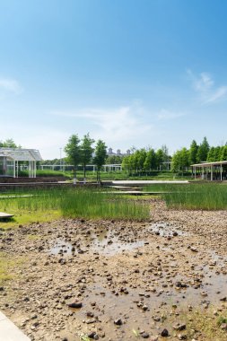 Bahar Parkı ve modern şehir