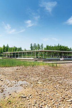 Bahar Parkı ve modern şehir