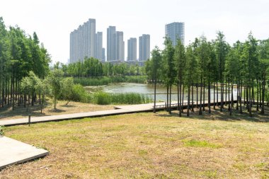 Bahar Parkı ve modern şehir