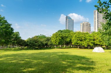 Şangay 'da modern bina geçmişi olan şehir parkı.