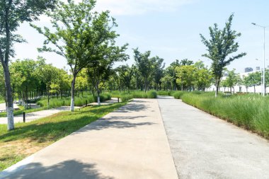 Bahar Parkı ve modern şehir