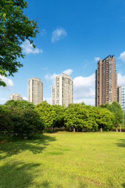 Şangay 'da modern bina geçmişi olan şehir parkı.