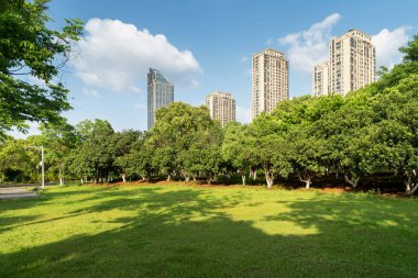 Şangay 'da modern bina geçmişi olan şehir parkı.