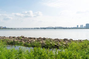 Nanchang, Çin 'deki köprü, Ganjiang Nehri' ni ve Nanchang kentsel manzarasını kapsar.