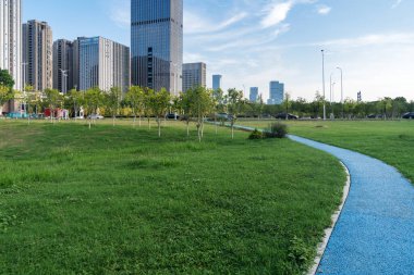 Şangay 'da modern bina geçmişi olan şehir parkı.