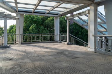 Yaya köprüsünün içinde.