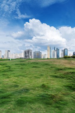 Şangay 'da modern bina geçmişi olan şehir parkı.