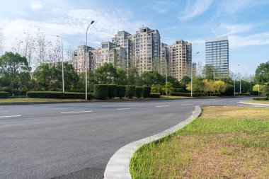 Şehirdeki boş şehir yolu ve binalar