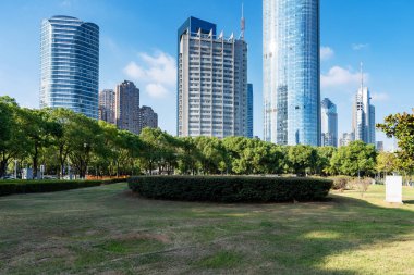 Şangay 'da modern bina geçmişi olan şehir parkı.