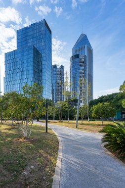 Şangay 'da modern bina geçmişi olan şehir parkı.