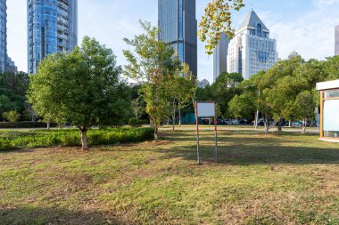 Şangay 'da modern bina geçmişi olan şehir parkı.