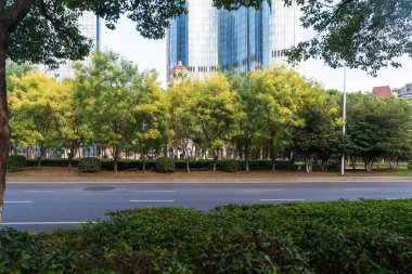 Şehirdeki boş şehir yolu ve binalar