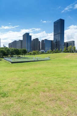 Şangay 'da modern bina geçmişi olan şehir parkı.