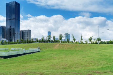 Şangay 'da modern bina geçmişi olan şehir parkı.
