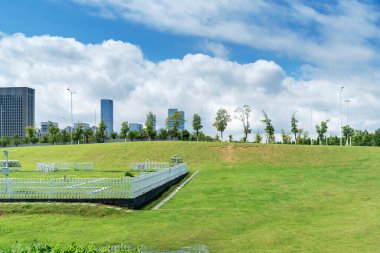 Şangay 'da modern bina geçmişi olan şehir parkı.