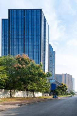 Şehirdeki boş şehir yolu ve binalar