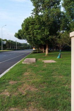 Şehirdeki boş şehir yolu ve binalar