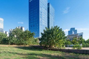 Şangay 'da modern bina geçmişi olan şehir parkı.