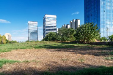 Şangay 'da modern bina geçmişi olan şehir parkı.