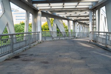 Yaya köprüsünün içinde.