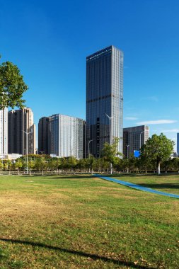 Şangay 'da modern bina geçmişi olan şehir parkı.