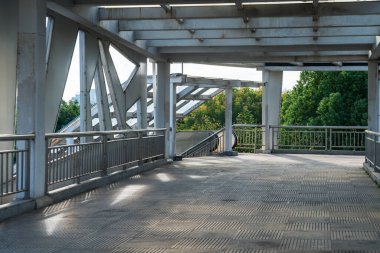 Yaya köprüsünün içinde.