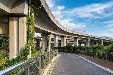 Şehirdeki üst geçidin altında beton yapı ve asfalt yol alanı