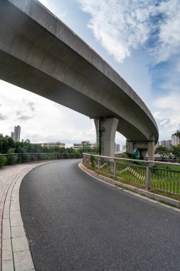 Şehirdeki üst geçidin altında beton yapı ve asfalt yol alanı