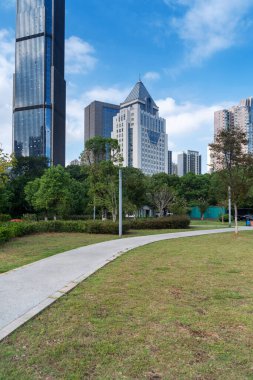 Şangay 'da modern bina geçmişi olan şehir parkı.