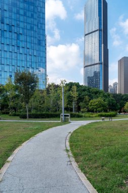 Şangay 'da modern bina geçmişi olan şehir parkı.